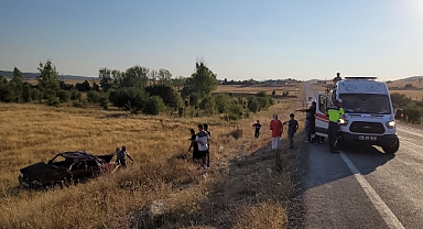 Otomobil tarlaya uçtu: 5 yaralı