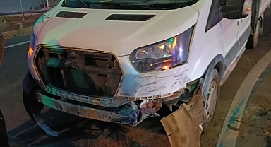 Otomobille kamyonet çarpıştı:2 yaralı