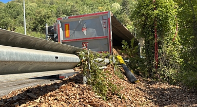 Yenice'de kontrolden çıkan TIR bariyerlere çarptı: 1 yaralı