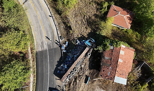 Safranbolu’da facianın eşiğinden dönüldü… Tır devrildi: 1 yaralı