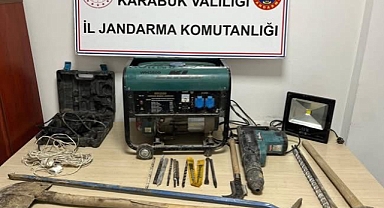 KAÇAK KAZI YAPARKEN SUÇÜSTÜ YAKALANDILAR