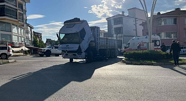 Kamyonet ile motosiklet çarpıştı: 1 yaralı