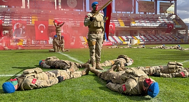 Karabük'te komandolar eşliğinde Cumhuriyet Bayramı coşkusu