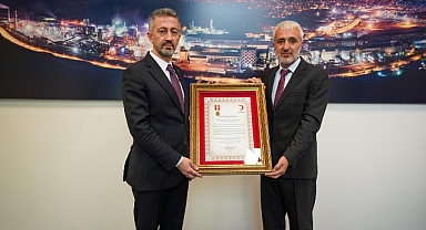 KARDEMİR’DEN BELEDİYE VE KIZILAY’A ARAÇ DESTEĞİ