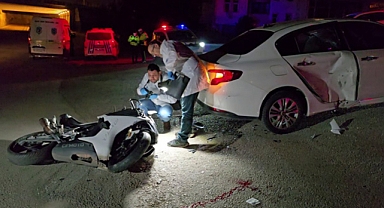 Polisten kaçan motosiklet otomobile çarptı: 2 yaralı