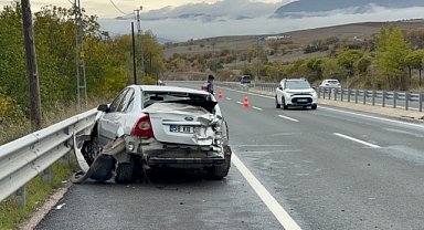 Safranbolu'da otomobil bariyerlere çarptı: 2 yaralı
