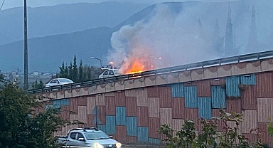 Seyir halindeki otomobilin motor kısmı alev aldı