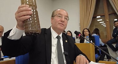 Akay, Gerede Çayı'ndan aldığı kimyasal suyu TBMM'de Bakana gösterdi