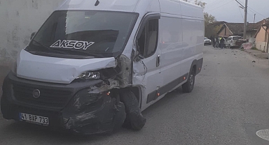 Hafif ticari araç ile panelvan çarpıştı: 2 yaralı