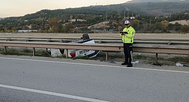Karabük’te bariyerlere çarpan otomobil takla attı: 2 yaralı