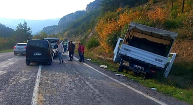Karabük’te kamyonet ile hafif ticari araç çarpıştı, 4 kişi yaralandı