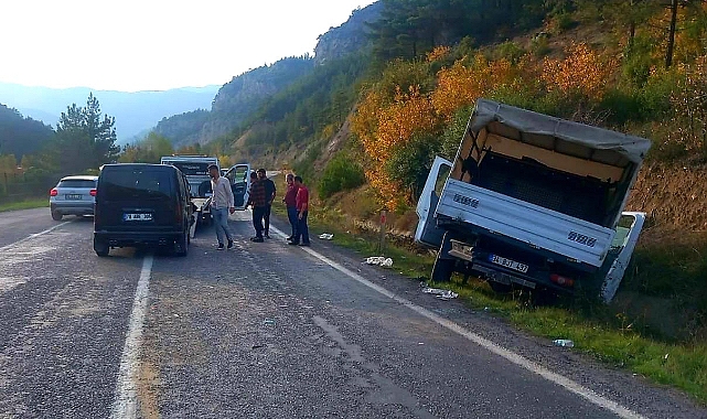 Karabük’te kamyonet ile hafif ticari araç çarpıştı, 4 kişi yaralandı