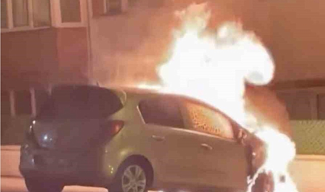 Park halindeki otomobil alev topuna döndü