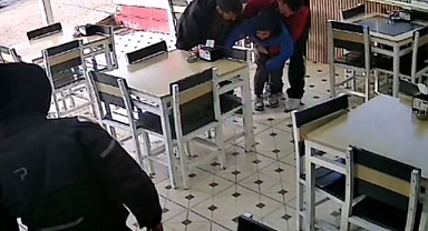 Boğazına şeker kaçan çocuğu motokurye Heimlich manevrası ile kurtardı