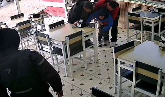 Boğazına şeker kaçan çocuğu motokurye Heimlich manevrası ile kurtardı 