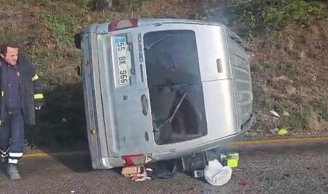 Devrilen hafif ticari aracın sürücüsü yaralandı