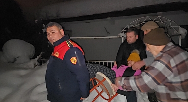 Evlerinde Mahsur Kalan Engelli Anne Ve Kızı Ekiplerce Kurtarıldı 