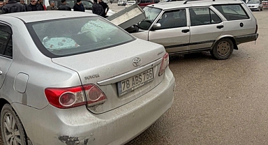 Karabük’te İki Otomobilin Çarpıştığı Kaza Anı Kamerada: 1 Yaralı 