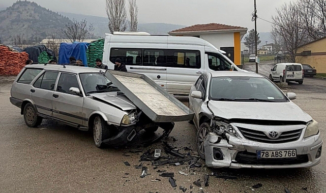 Karabük’te İki Otomobilin Çarpıştığı Kaza Anı Kamerada: 1 Yaralı 