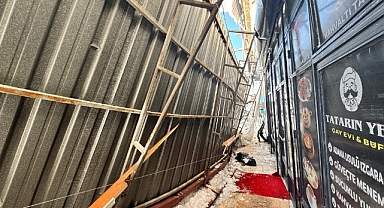 Kardan çöken tentenin altında kalmaktan saniyelerle kurtuldu