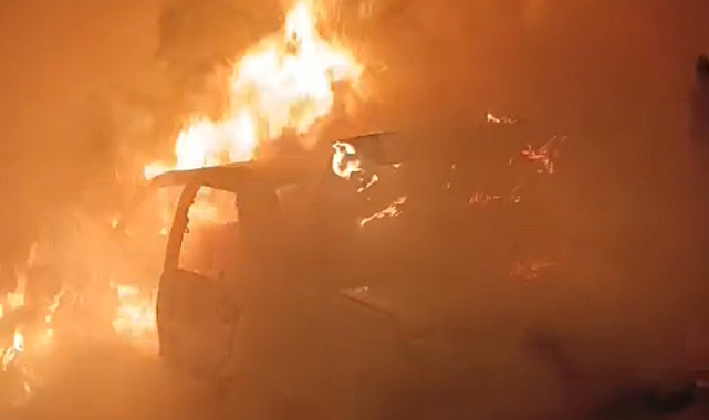 Park halindeki otomobil alev topuna döndü