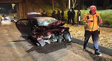 Polisten kaçtı, kaldırıma çarptı. 2 yaralı