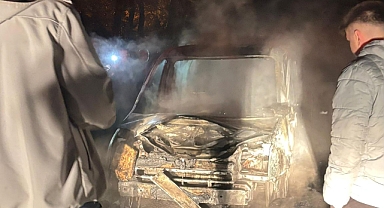 Yenice’de seyir halindeki hafif ticari araç alev topuna döndü