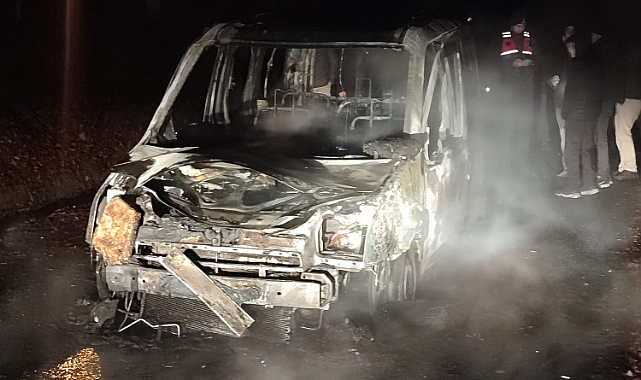 Yenice’de seyir halindeki hafif ticari araç alev topuna döndü 