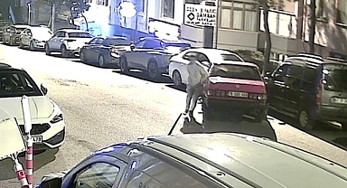 Alkollü sürücü park halindeki araçlara çarptı: O anlar kamerada