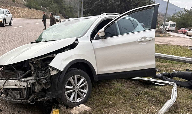 Cip Aydınlatma Direğine Çarptı: Sürücü Yaralı