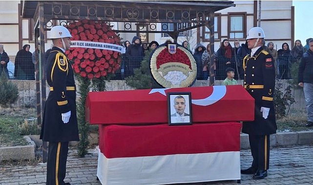 Kansere karşı mücadelesini kaybeden uzman çavuş gözyaşları içerisinde toprağa verildi