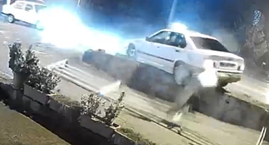 Kaza yapınca aracını bırakıp gitti, o anlar kameraya yansıdı