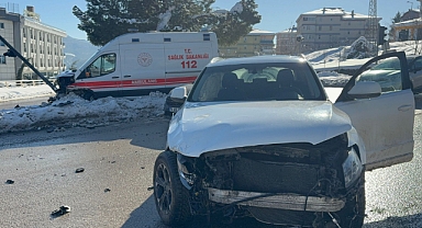 Otomobil ile ambulans çarpıştı: 2 yaralı 