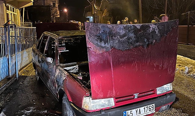 Park halindeki otomobil alevlere teslim oldu