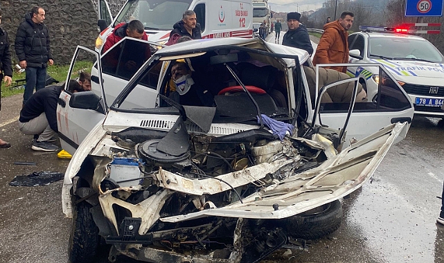 Hafif ticari araç ile otomobil çarpıştı: 5 yaralı 