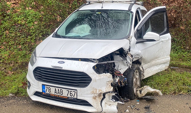 Hafif ticari araç ile otomobil çarpıştı: 5 yaralı