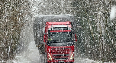 Karabük'te etkili kar yağışı, araçları yolda bıraktı