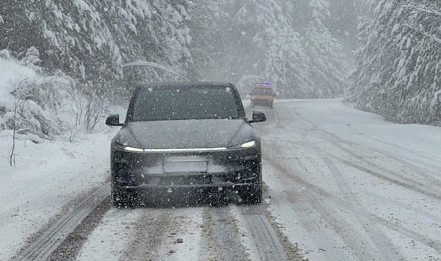 Karabük'te etkili kar yağışı, araçları yolda bıraktı
