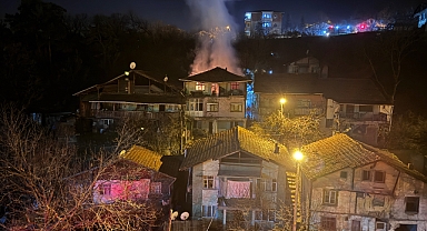 Korku dolu anlar! Alevler çatı katını sardı...