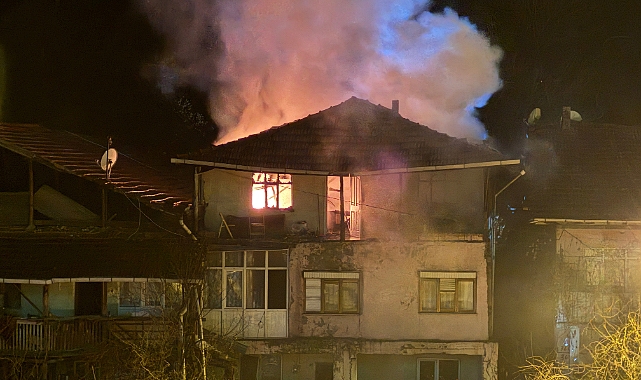 Korku dolu anlar! Alevler çatı katını sardı...