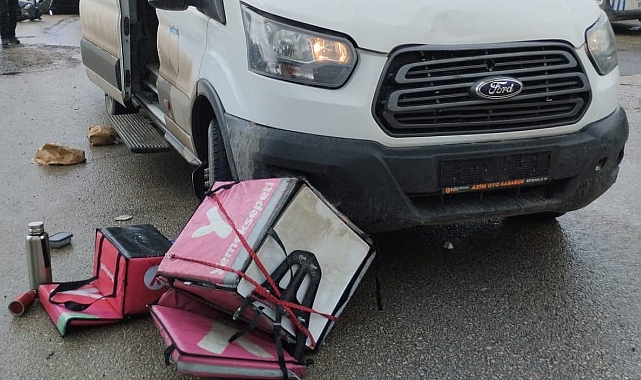 Minibüsle çarpışan motosikletli kurye öldü 