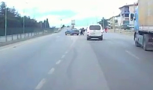 Motosiklete çarpmamak için direksiyonu kırdı, otomobil refüje çarptı