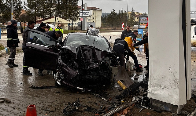 Otomobil akaryakıt istasyonuna daldı:5 yaralı