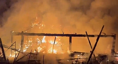 Ovacık'ta 2 katlı ahşap ev yandı