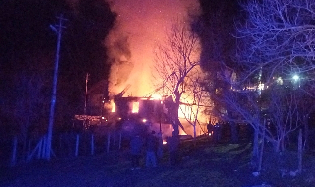 Ovacık'ta 2 katlı ahşap ev yandı