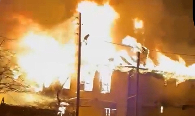 Ovacık'ta 4 ev ve 1 samanlık yandı