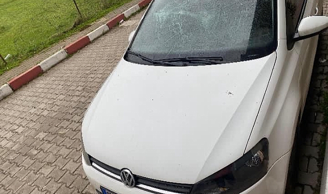 Park halindeki otomobilin camını kırdılar