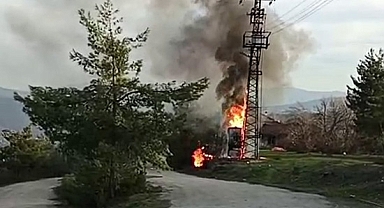 Patlayan elektrik trafosu alev aldı