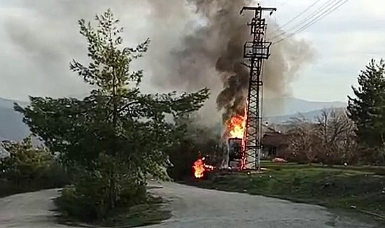 Patlayan elektrik trafosu alev aldı
