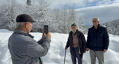 Safranbolu'da çiçek açan meyve ağaçları kar altında kaldı 